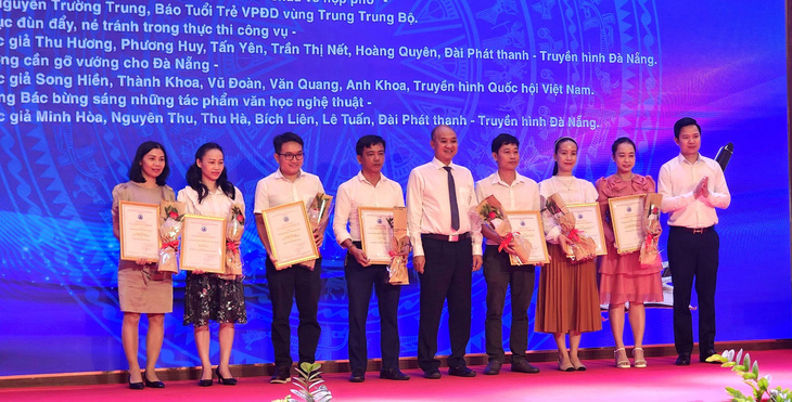 Trao giải khuyến khích cho các tác giả tại buổi trao Giải Báo chí thành phố Đà Nẵng năm 2023 - Ảnh: BÌNH PHÚ