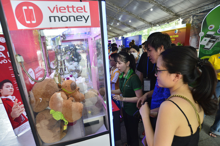 Nhiều trò chơi có thưởng thu hút khách tham quan tại gian hàng Viettel Money - Ảnh: QUANG ĐỊNH