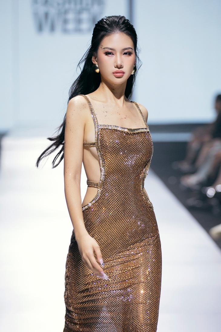 Cũng trong đêm thứ hai của Vietnam International Fashion Week 2024, Bùi Quỳnh Hoa chinh phục trái tim khán giả ngay từ khoảnh khắc đầu tiên sải bước với vai trò first face cho BST Shades Of Midnight của CEM By Lê Minh Ngọc.