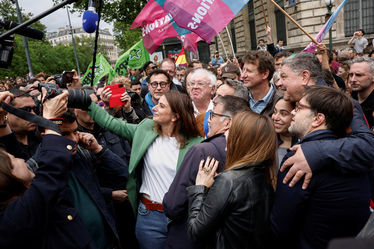 Lãnh đạo các đảng cánh tả thuộc Mặt trận Bình dân mới ở Pháp tham gia biểu tình phản đối đảng cực hữu ở Paris ngày 15-6 - Ảnh: REUTERS