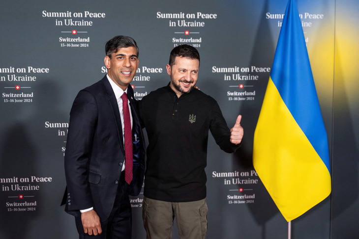 Tổng thống Ukraine Volodymyr Zelensky (phải) chào đón Thủ tướng Anh Rishi Sunak đến dự thượng đỉnh hòa bình - Ảnh: REUTERS