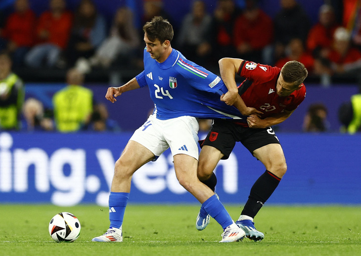 Tuyển Ý (áo xanh) thể hiện kinh nghiệm, bản lĩnh và độ quái trong chiến thắng trước Albania - Ảnh: REUTERS