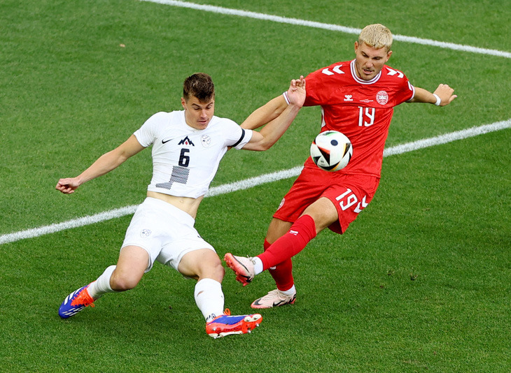 Trận đấu giữa Slovenia và Đan Mạch diễn ra quyết liệt - Ảnh: REUTERS