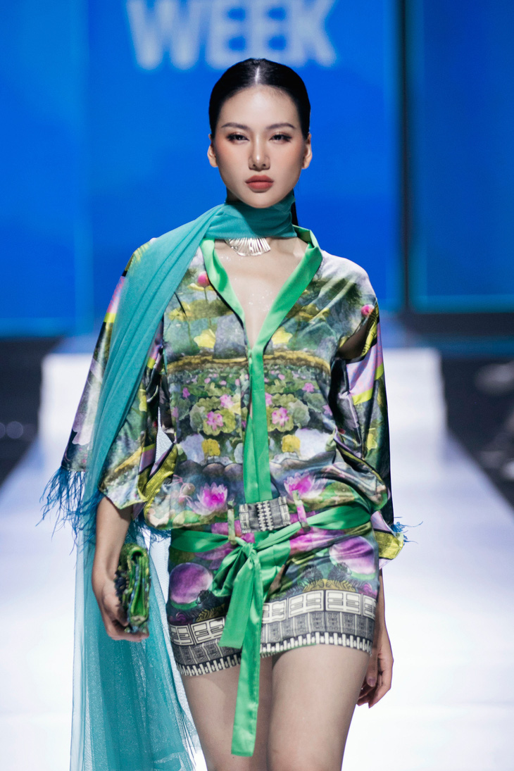 Nàng hậu mặc chiếc váy lụa kết hợp cùng chiếc khăn voan quàng cổ và chiếc ví xanh “tone - sur - tone” đã giúp hoa hậu Bùi Quỳnh Hoa trở thành tâm điểm trên sàn diễn Vietnam International Fashion Week 2024.