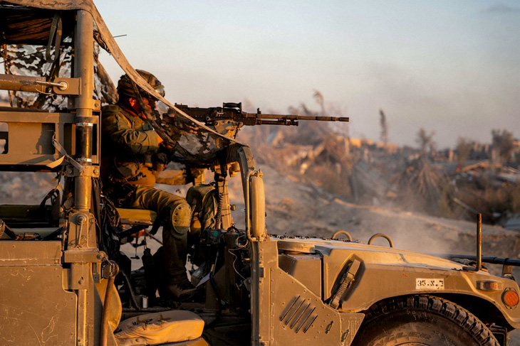 Một binh sĩ Israel điều khiển súng máy tại Dải Gaza ngày 14-6 - Ảnh: AFP