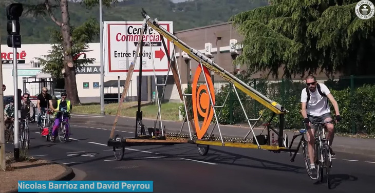 Nhìn từ xa ngỡ tưởng đây là một chiếc cần cẩu nhưng thực tế đây chính là bộ khung của Starbike - xe đạp cao nhất thế giới - Ảnh cắt từ video, nguồn: Guinness