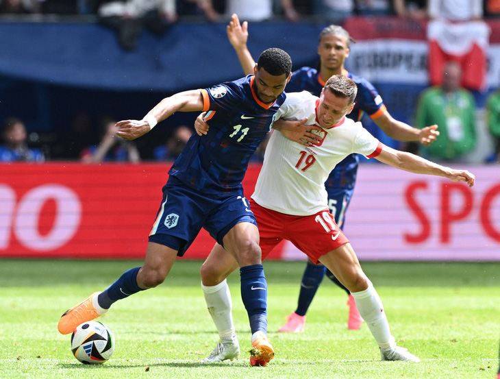 HÀ Lan (trái) có trận đấu vất vả trước Ba Lan - Ảnh: REUTERS