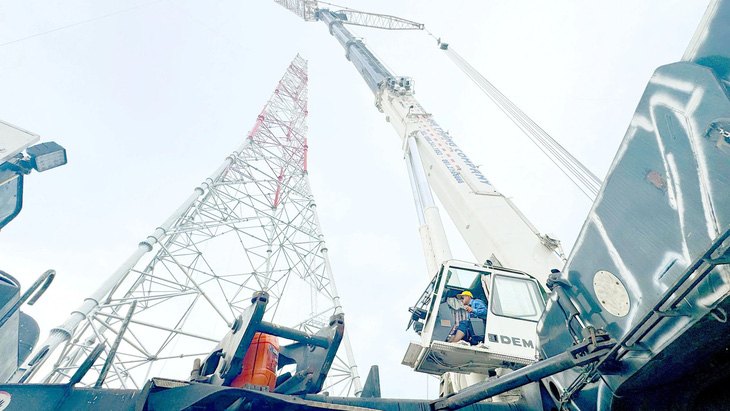 Cẩu 400 tấn đưa thiết bị lắp ráp cột điện cao vút ở vị trí 215, huyện Quỳnh Phụ, Thái Bình - Ảnh: NGUYỄN KHÁNH
