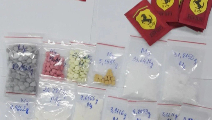 Số lượng ma túy phát hiện trong tiệm tạp hóa ở TP Châu Đốc - Ảnh: TIẾN VĂN