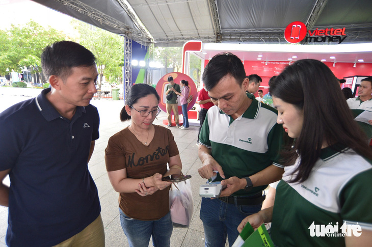 Người dân trải nghiệm các dịch vụ của Vietcombank vào chiều 16-6 - Ảnh: QUANG ĐỊNH