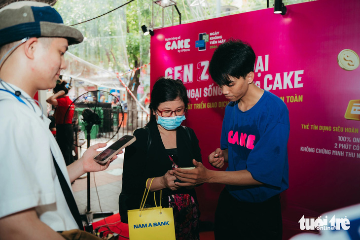 Trải nghiệm công nghệ hiện đại tại Ngân hàng số Cake by VPBank thu hút mọi lứa tuổi - Ảnh: THANH HIỆP