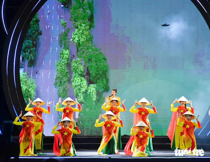 Tiết mục “Hello Việt Nam” như màn chào kết lễ bế mạc Liên hoan du lịch biển Nha Trang - Ảnh: TRẦN HOÀI