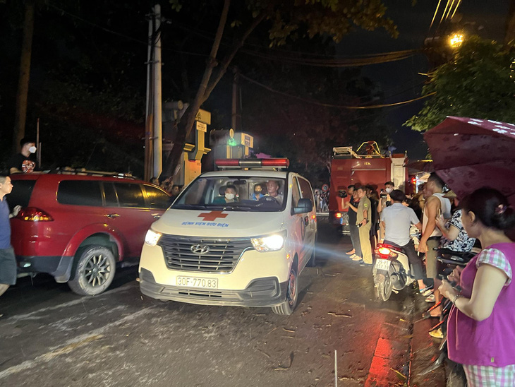 Đến 21h29, một xe cứu thương chở nạn nhân rời khỏi hiện trường - Ảnh: DANH TRỌNG