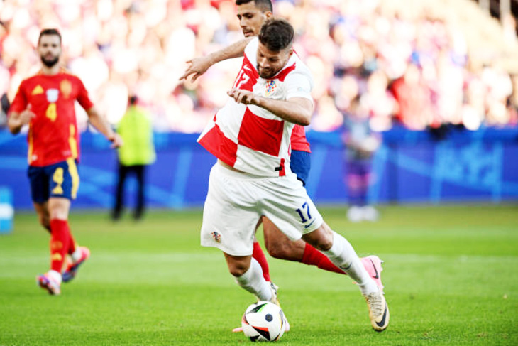 Pha té ngã gây tranh cãi của cầu thủ tuyển Croatia Bruno Petkovic tại Euro 2024 - Ảnh: Getty