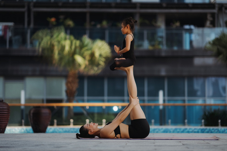 Trà Ngọc Hằng bắt đầu tập yoga từ năm 2015, có giai đoạn tạm dừng vì bận đóng phim, đến năm 2017 tập lại. Những tháng đầu thai kỳ, cô giữ thói quen tập để cơ thể khỏe mạnh.
