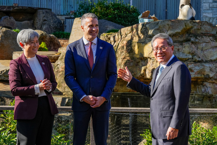 Thủ tướng Trung Quốc Lý Cường (bìa phải) tại lễ công bố cho mượn cặp gấu trúc mới - Ảnh: REUTERS