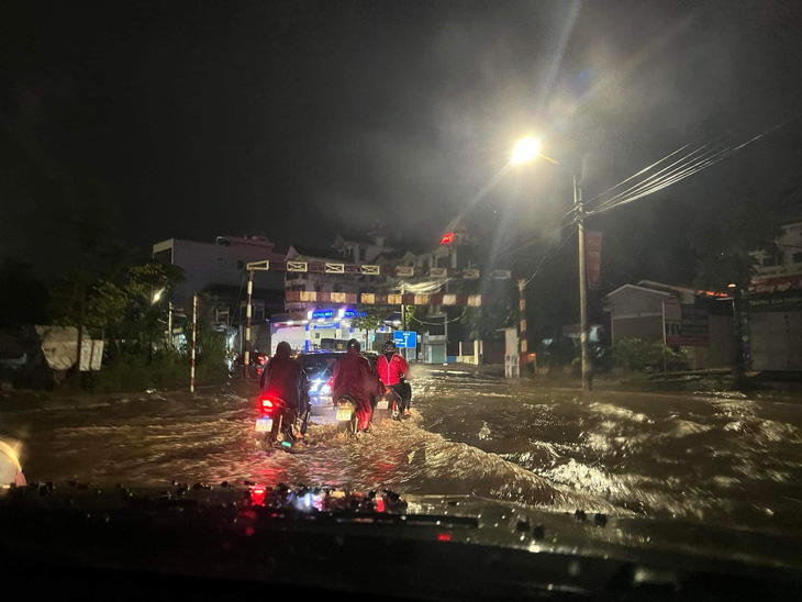 Khu vực chân cầu Đuống bị ngập úng cục bộ sau trận mưa lớn - Ảnh: LAN ANH