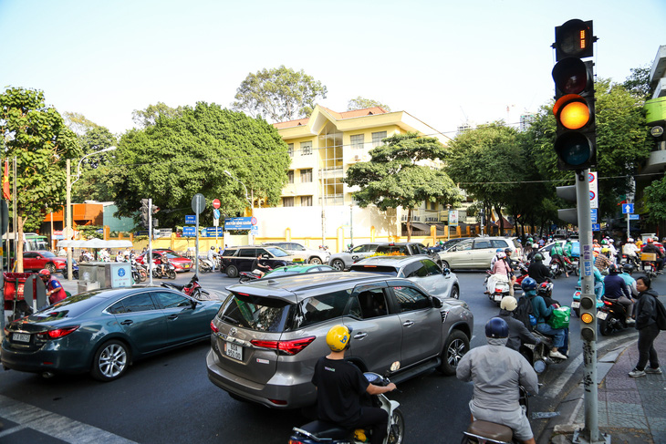 Xe chạy khi đèn vàng ở nút giao Nguyễn Bỉnh Khiêm - Nguyễn Thị Minh Khai (TP.HCM) chiều 23-1 - Ảnh: PHƯƠNG QUYÊN