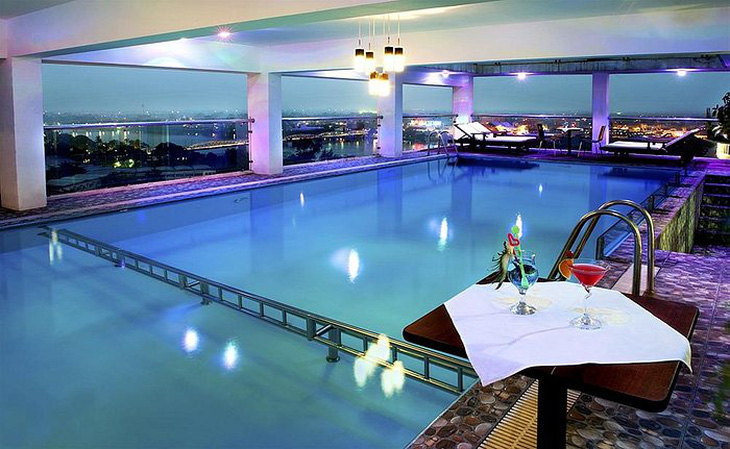 Bể bơi tại khách sạn ở Huế vừa được rao bán - Ảnh: Website khách sạn