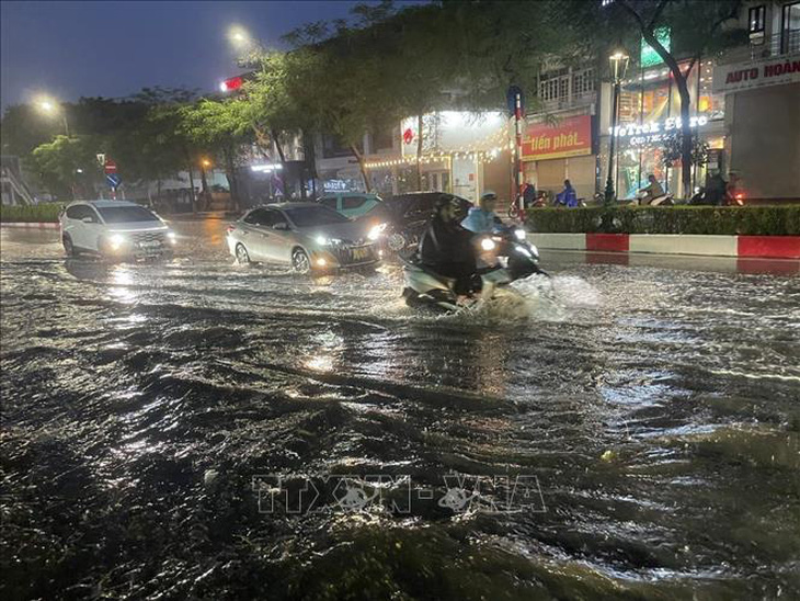 Đường Nguyễn Văn Cừ, quận Long Biên ngập sau nửa giờ mưa lớn - Ảnh: TTXVN