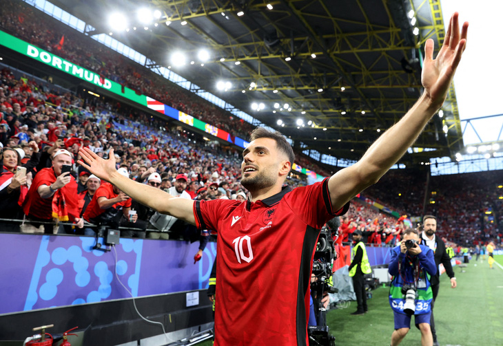 Bajrami đi vào lịch sử Euro với bàn thắng chỉ 23 giây - Ảnh: REUTERS