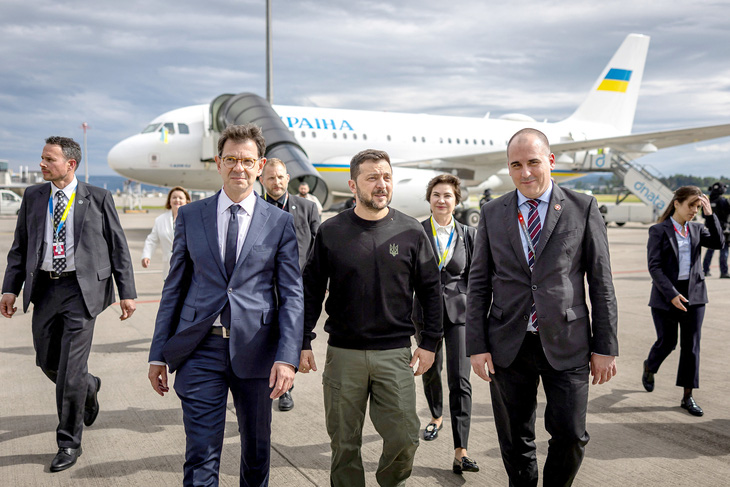 Tổng thống Ukraine Volodymyr Zelenskiy (giữa) khi vừa xuống sân bay tại Zurich, Thụy Sĩ ngày 14-6 để dự hội nghị thượng đỉnh về hòa bình cho Ukraine - Ảnh: Reuters