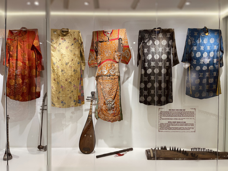 Những bộ trang phục, nhạc cụ trưng bày ở bảo tàng - Ảnh: BTC
