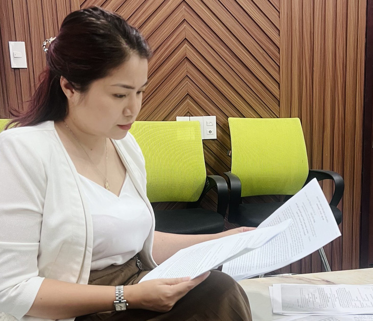 Bà Nguyễn Thị Mỹ bức xúc vì nhà đang thế chấp thì Vietcombank Tân Bình tự cho phép đặt cọc dựa trên ủy quyền photocopy - Ảnh: A.C.M.
