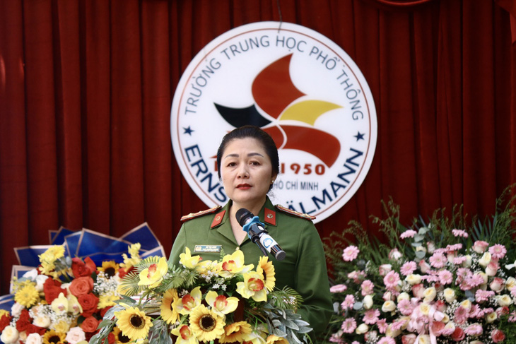 Thượng tá Hồ Thị Lãnh - phó trưởng Phòng PC06 - phát biểu tại buổi lễ - Ảnh: KHẮC HIẾU