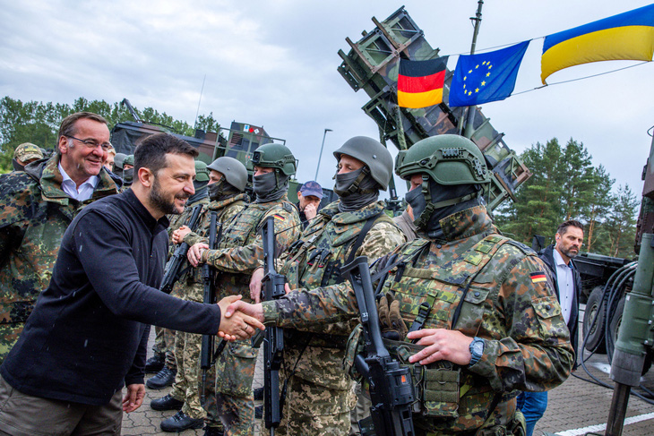 Tổng thống Ukraine Volodymyr Zelensky giao lưu với binh sĩ trong chuyến thăm khu huấn luyện quân sự ở Đức, nhằm tìm hiểu về quá trình huấn luyện binh sĩ Ukraine sử dụng hệ thống tên lửa phòng không Patriot, ngày 11-6 - Ảnh: REUTERS