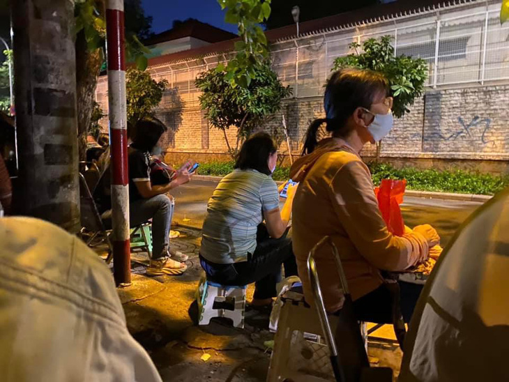 Từ tối hôm trước, phụ huynh đã mang ghế đến xếp hàng chờ trước cổng trường trên đường Ngô Thời Nhiệm (quận 3, TP.HCM) - Ảnh: PHCC