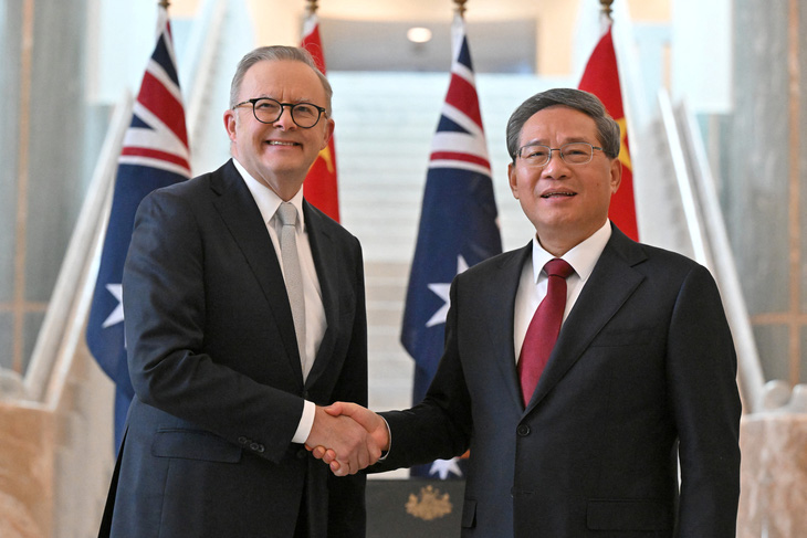 Thủ tướng Úc Anthony Albanese (trái) và Thủ tướng Trung Quốc Lý Cường tại Canberra ngày 17-6 - Ảnh: REUTERS