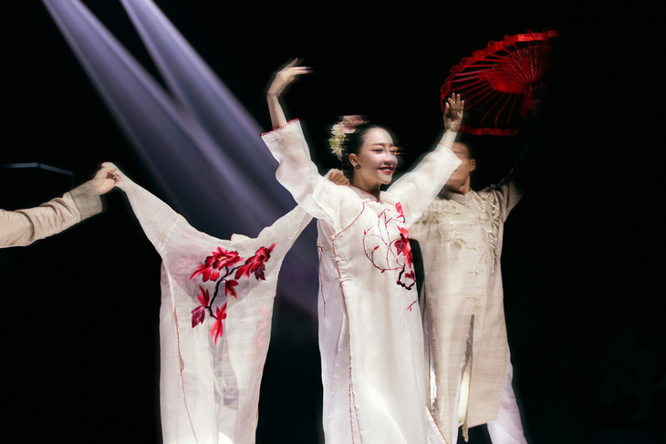 Nghệ sĩ múa Linh Nga nổi bật với bộ trang phục áo dài với phần cổ và thân áo được cách điệu hiện đại qua chi tiết thêu nổi đóa hoa đỏ rực - Ảnh: KIẾNG CẬN TEAM