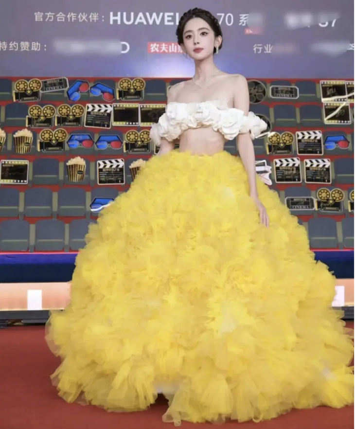 Cổ Lực Na Trát hóa công chúa với chiếc váy bồng bềnh màu vàng cùng áo ống họa tiết hoa. Tuy nhiên, với thân hình quá gầy lộ rõ xương sườn khiến nữ diễn viên bị mất cân đối.