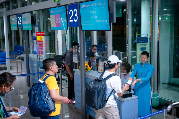 Những hành khách trên chuyến bay thẳng đầu tiên từ Việt Nam sang Philippines ngày 17-6 - Ảnh: VNA