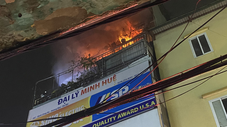 Ngôi nhà 6 tầng ở phố Định Công Hạ thời điểm xảy ra hỏa hoạn - Ảnh: DANH KHANG