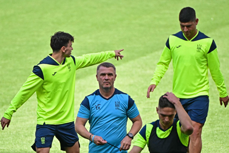 HLVSerhiy Rebrov (giữa) cùng đội tuyển Ukraine trong một buổi tập tại Munich trước trận gặp Romania ngày 16-6 - Ảnh: AFP
