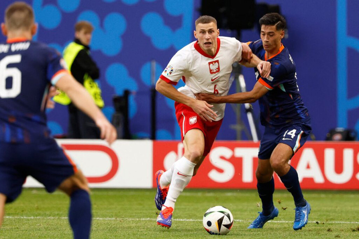 Tijjani Reijnders (phải) trong trận mở màn thắng Ba Lan ở Euro 2024 - Ảnh: AFP
