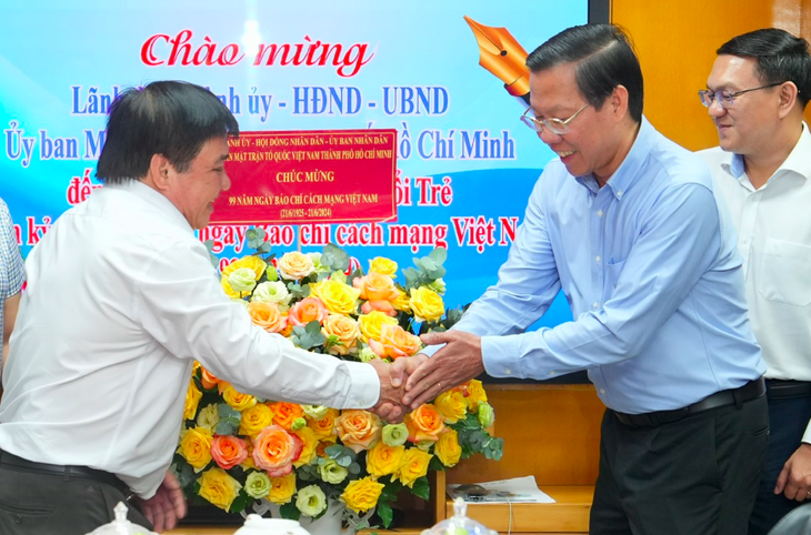 Chủ tịch UBND TP.HCM Phan Văn Mãi và Tổng biên tập báo Tuổi Trẻ Lê Thế Chữ - Ảnh: HỮU HẠNH