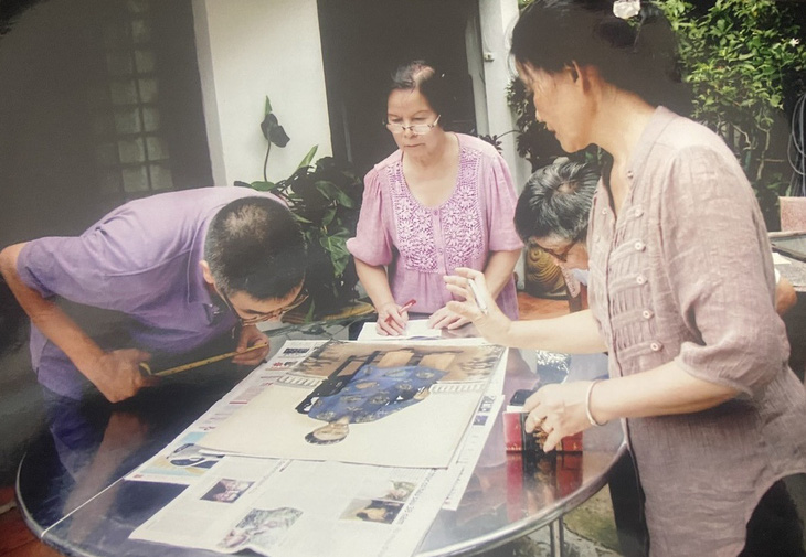 Bà Nguyễn Hải Yến (giữa) cùng đoàn điền dã nghiên cứu các tác phẩm của Lê Văn Miến năm 2014 - Ảnh: NVCC