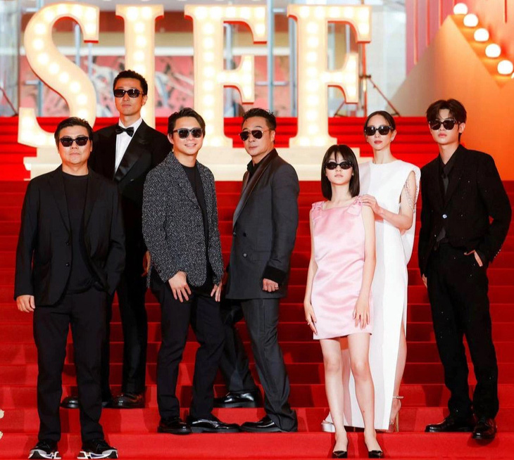 Trương Quân Ninh (thứ hai, từ phải qua) khoe vóc dáng với trang phục của nhà thiết kế Trà Linh trên thảm đỏ Liên hoan phim quốc tế Thượng Hải - Ảnh: NTK cung cấp