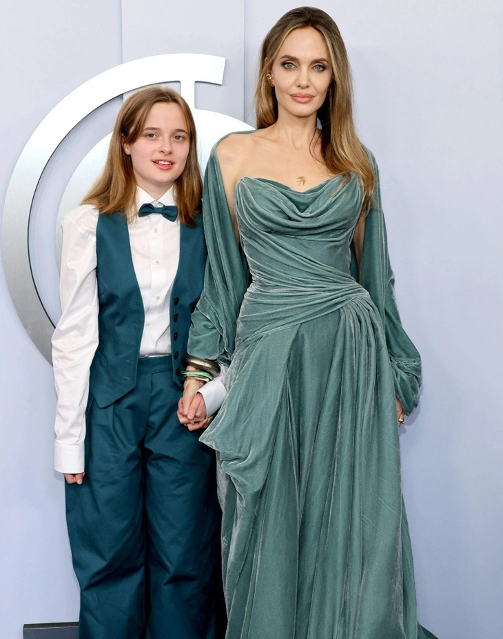 Angelina Jolie cùng con gái út trên thảm đỏ