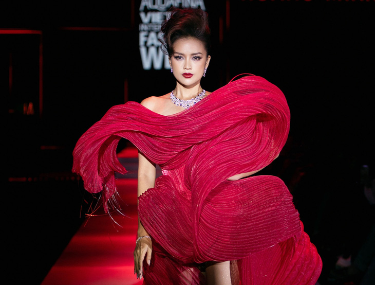 Hoa hậu Ngọc Châu trình diễn thiết kế của Hoàng Minh Hà tại Tuần lễ thời trang quốc tế Việt Nam - Ảnh: BTC