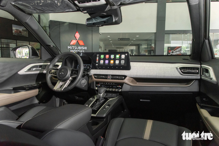 Thiết kế cabin Mitsubishi Xforce Ultimate không quá khác biệt so với bản Premium. Đồng hồ tốc độ dạng màn hình 8 inch sau vô-lăng đặt chung với màn hình trung tâm 12,3 inch cảm ứng có kết nối Apple CarPlay/Android Auto không dây. Hệ thống điều hòa vẫn là loại 2 vùng tự động, có tích hợp hệ thống lọc không khí NanoeX.