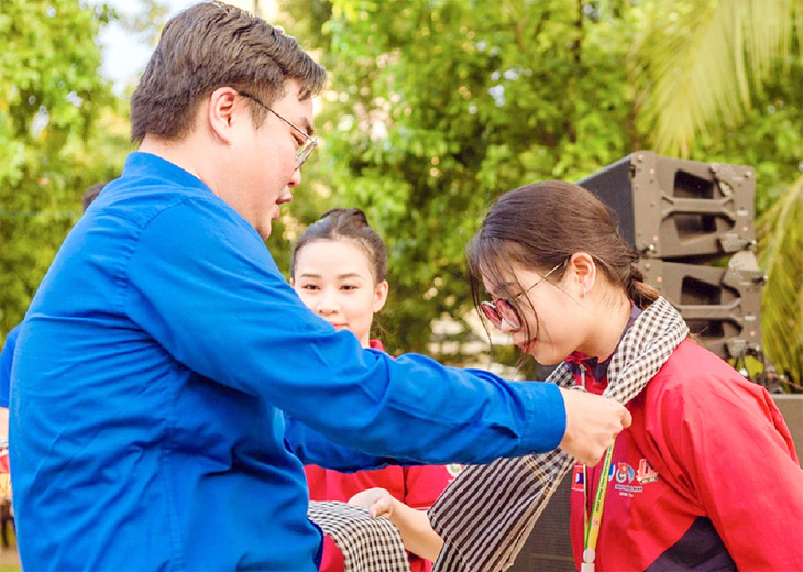 Bí thư Thành Đoàn TP.HCM Ngô Minh Hải (trái, đeo khăn rằn) tiễn chiến sĩ tình nguyện lên đường làm nhiệm vụ - Ảnh: C.TRIỆU