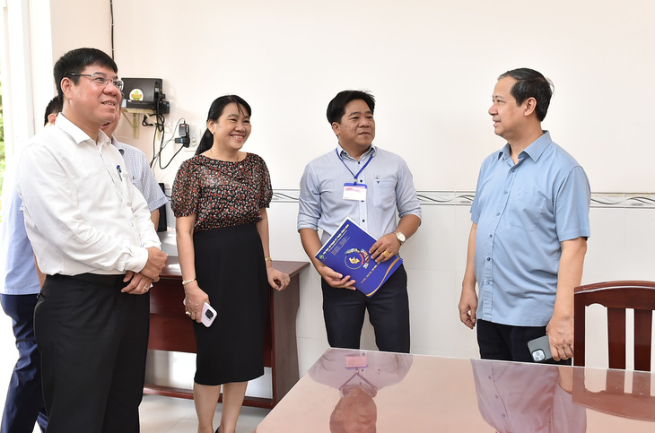 Bộ trưởng Bộ Giáo dục và Đào tạo Nguyễn Kim Sơn (bìa phải) kiểm tra công tác chuẩn bị thi tốt nghiệp THPT 2024 tại Vị Thanh, Hậu Giang - Ảnh: T.C.