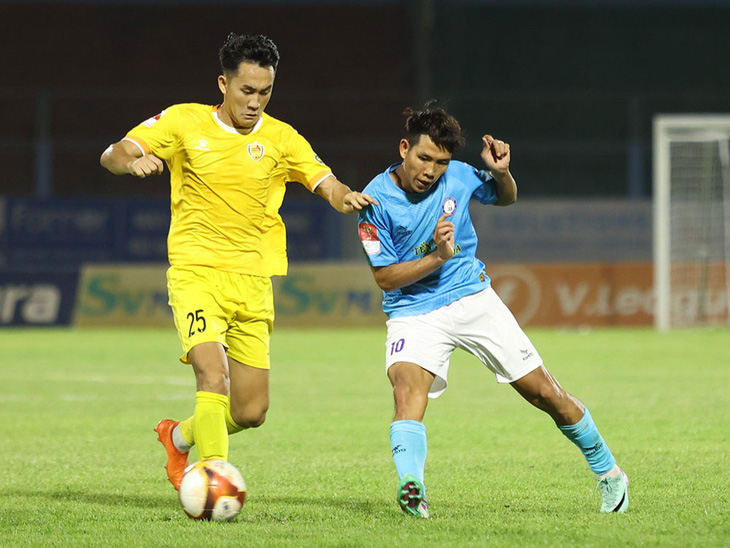 CLB Khánh Hòa (áo xanh) trong trận thua Quảng Nam ở vòng 23 V-League 2023 - 2024 - Ảnh: VPF