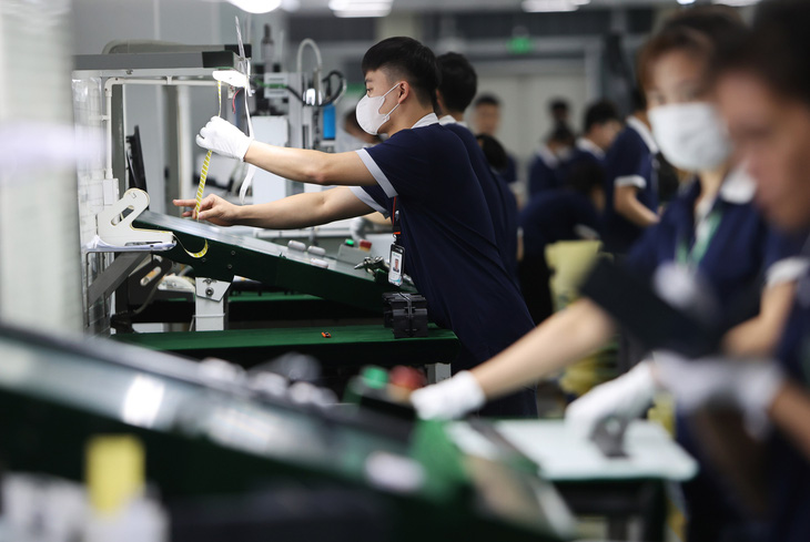 Công nhân làm việc trong một nhà máy có vốn đầu tư trực tiếp từ nước ngoài (FDI) tại Khu công nghiệp Đông Mai (Quảng Ninh) - Ảnh: NGUYỄN KHÁNH