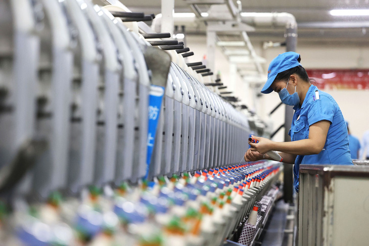 Công nhân làm việc tại nhà máy dệt Texhong Ngân Long Móng Cái (Quảng Ninh) - Ảnh: NGUYỄN KHÁNH