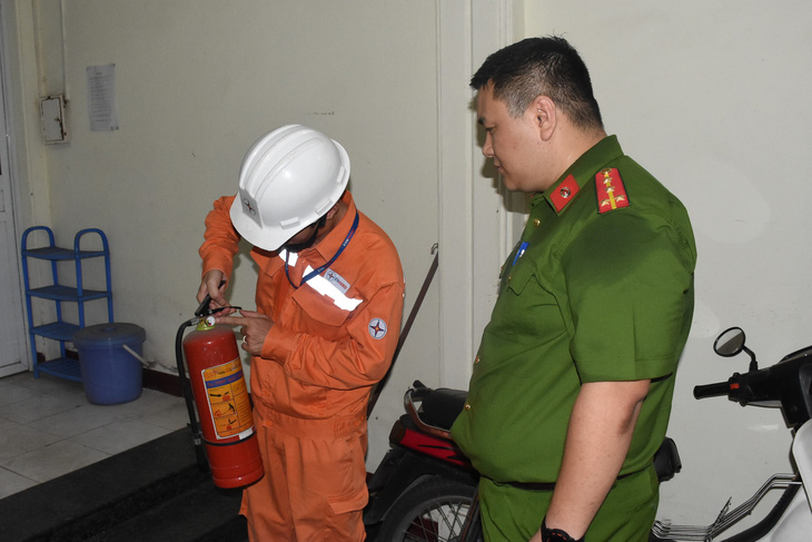 EVNHANOI phối hợp với công an phòng cháy chữa cháy kiểm tra bình cứu hỏa tại chung cư mini thuộc quận Ba Đình